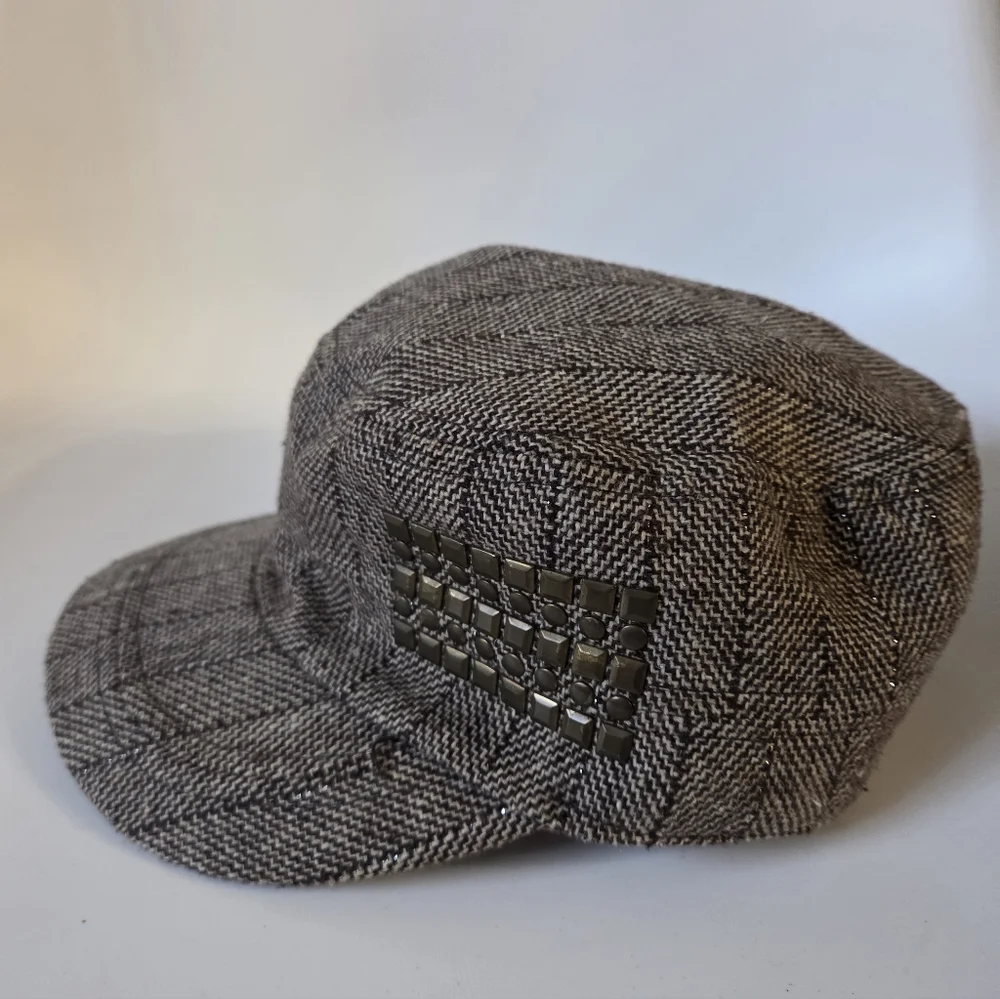 Women's Stylish Plaid Hat With Metal Embelishment